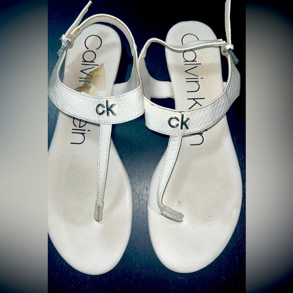 used sandals in good condition - Picture 4 of 6